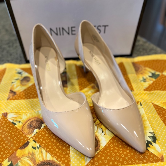Nude 2.5” Heels New still in original box.   Never worn. - Picture 2 of 6